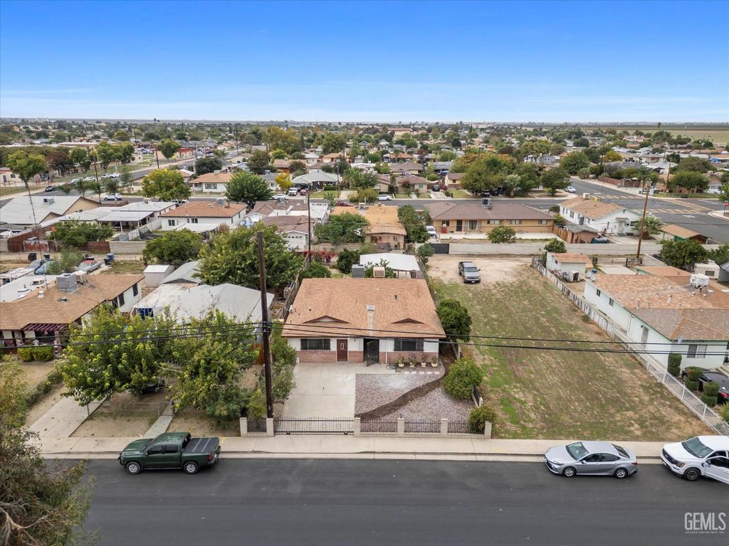 Photo of 1417 Ellington Street, Delano, CA 93215 (MLS # 202512226)