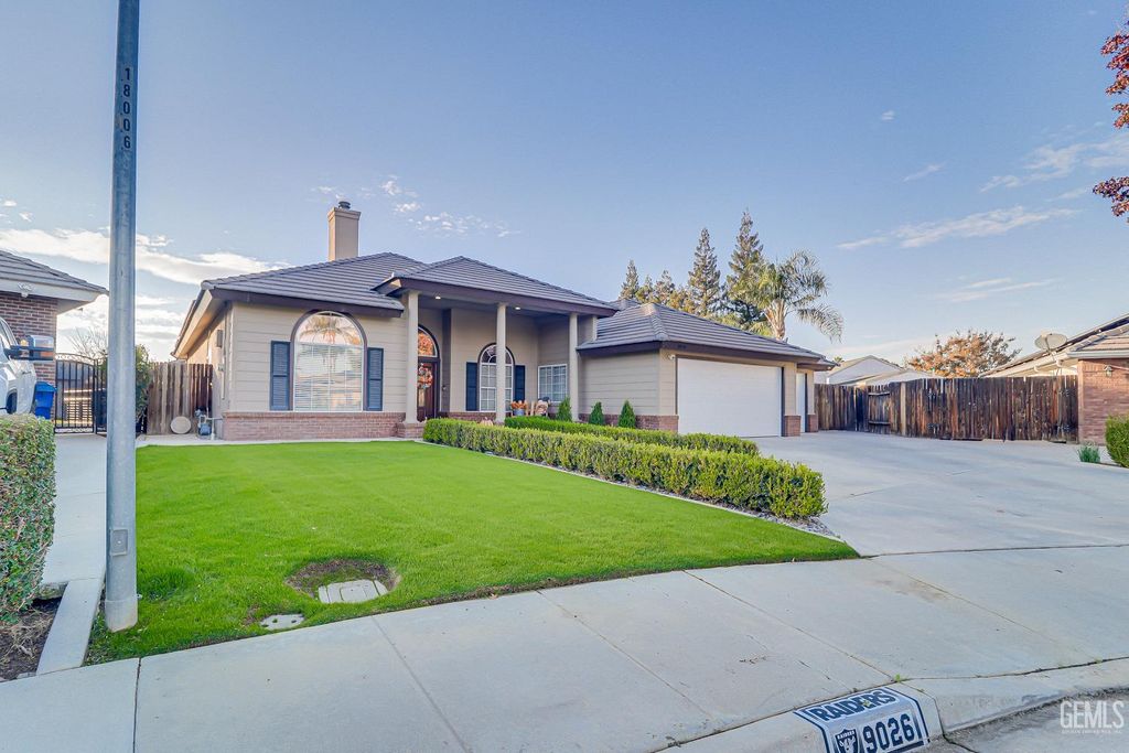Photo of 9026 Forest Oaks Court, Bakersfield, CA 93312 (MLS # 202512701)