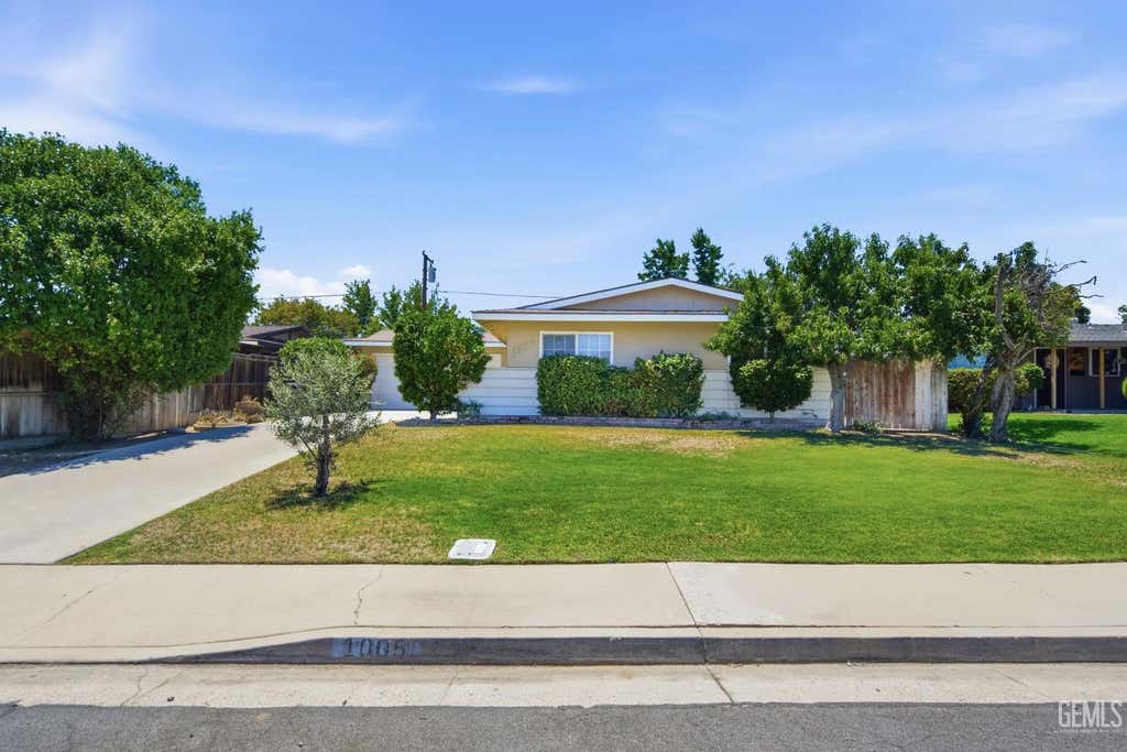 Photo of 1005 McGregor Avenue, Bakersfield, CA 93308 (MLS # 202606801)