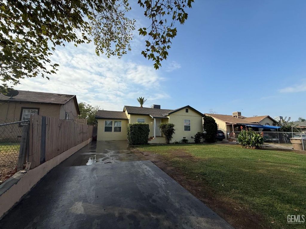 Photo of 923 Water Street, Bakersfield, CA 93305 (MLS # 202511067)