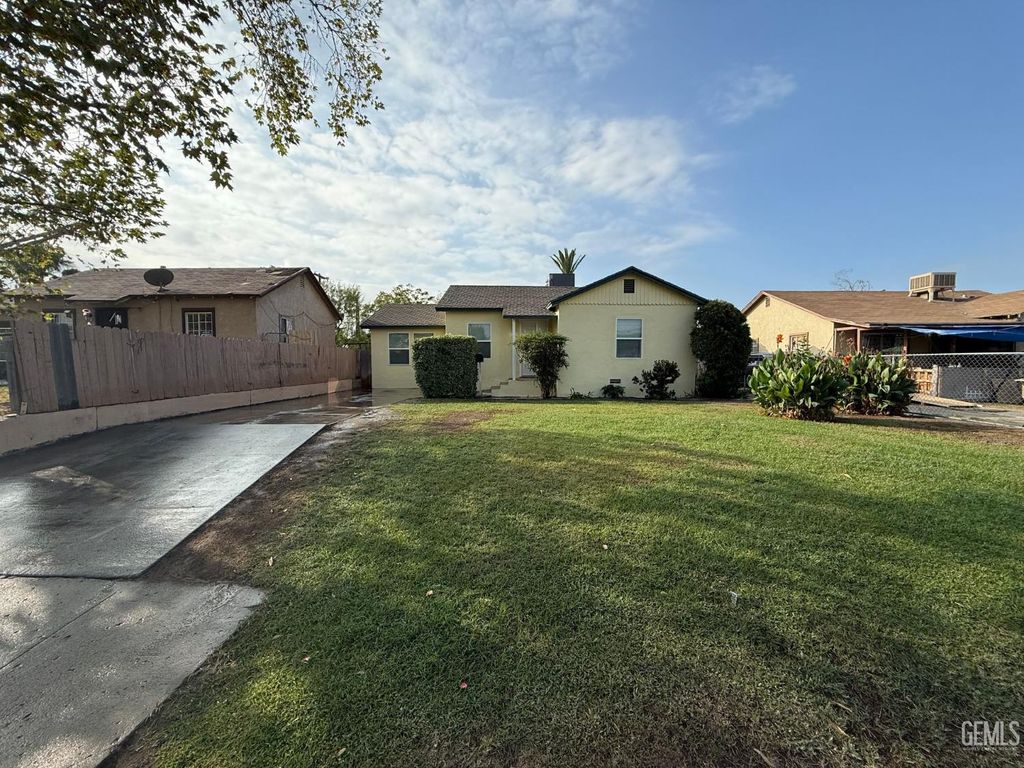 Photo of 923 Water Street, Bakersfield, CA 93305 (MLS # 202511067)