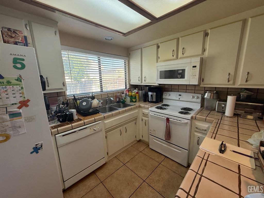 Photo of 3520 Snowflake Court, Bakersfield, CA 93309 (MLS # 202602938)