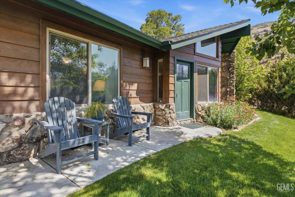 Photo of 25981 Bear Valley Road, Tehachapi, CA 93561 (MLS # 202604660)