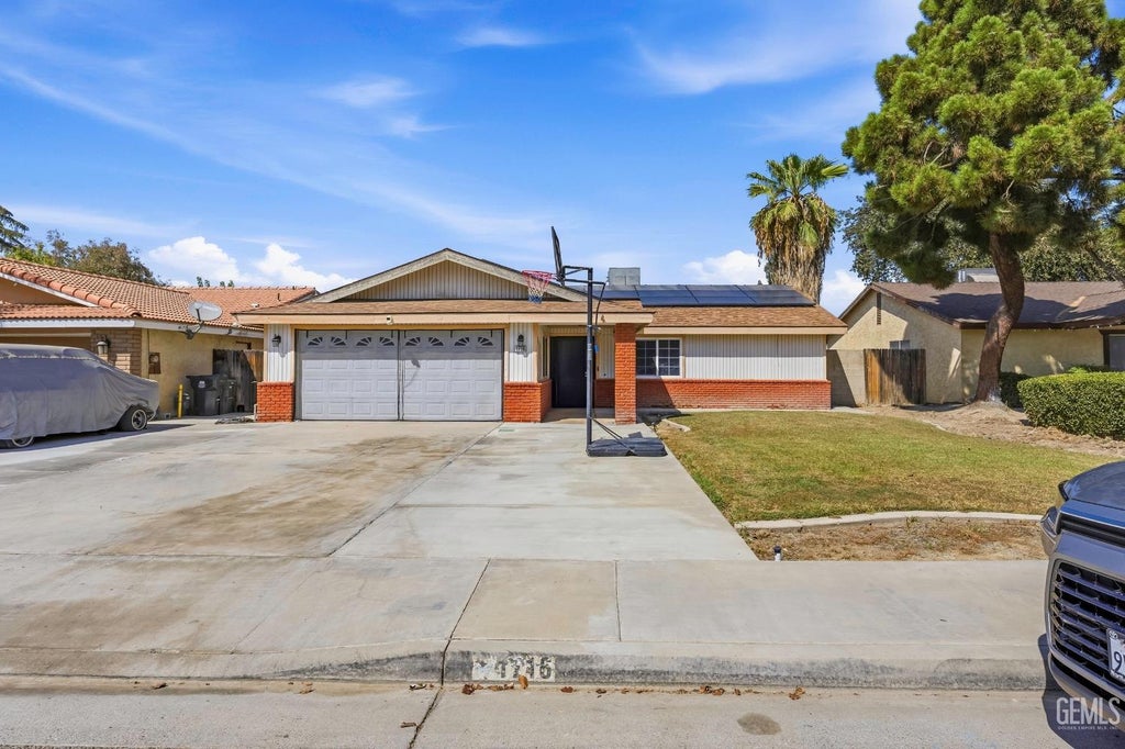 Photo of 1716 Maurice Avenue, Bakersfield, CA 93304 (MLS # 202610208)