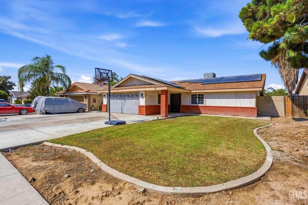 Photo of 1716 Maurice Avenue, Bakersfield, CA 93304 (MLS # 202610208)