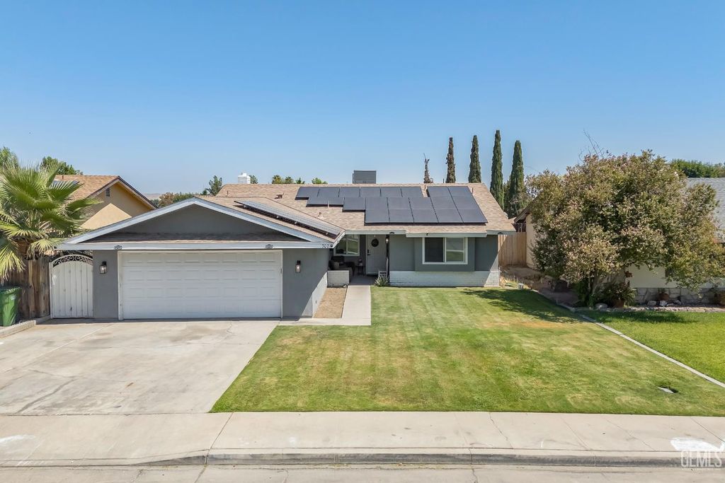 Photo of 302 Pilgrim Avenue, Taft, CA 93268 (MLS # 202510175)