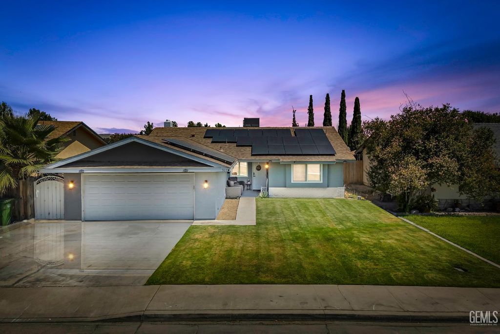 Photo of 302 Pilgrim Avenue, Taft, CA 93268 (MLS # 202510175)