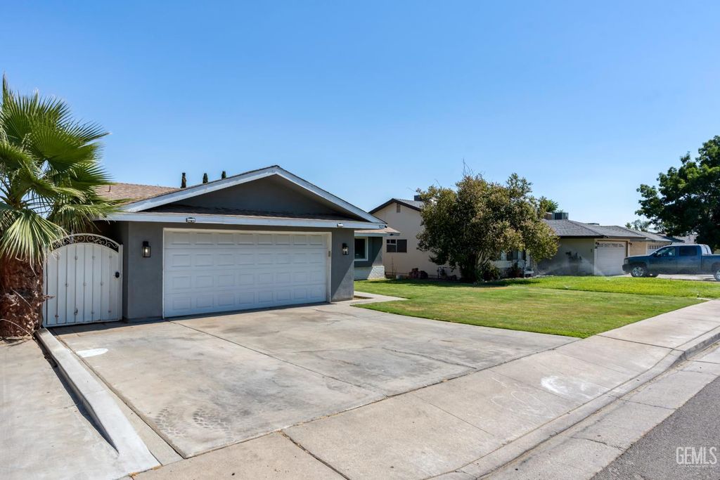 Photo of 302 Pilgrim Avenue, Taft, CA 93268 (MLS # 202510175)
