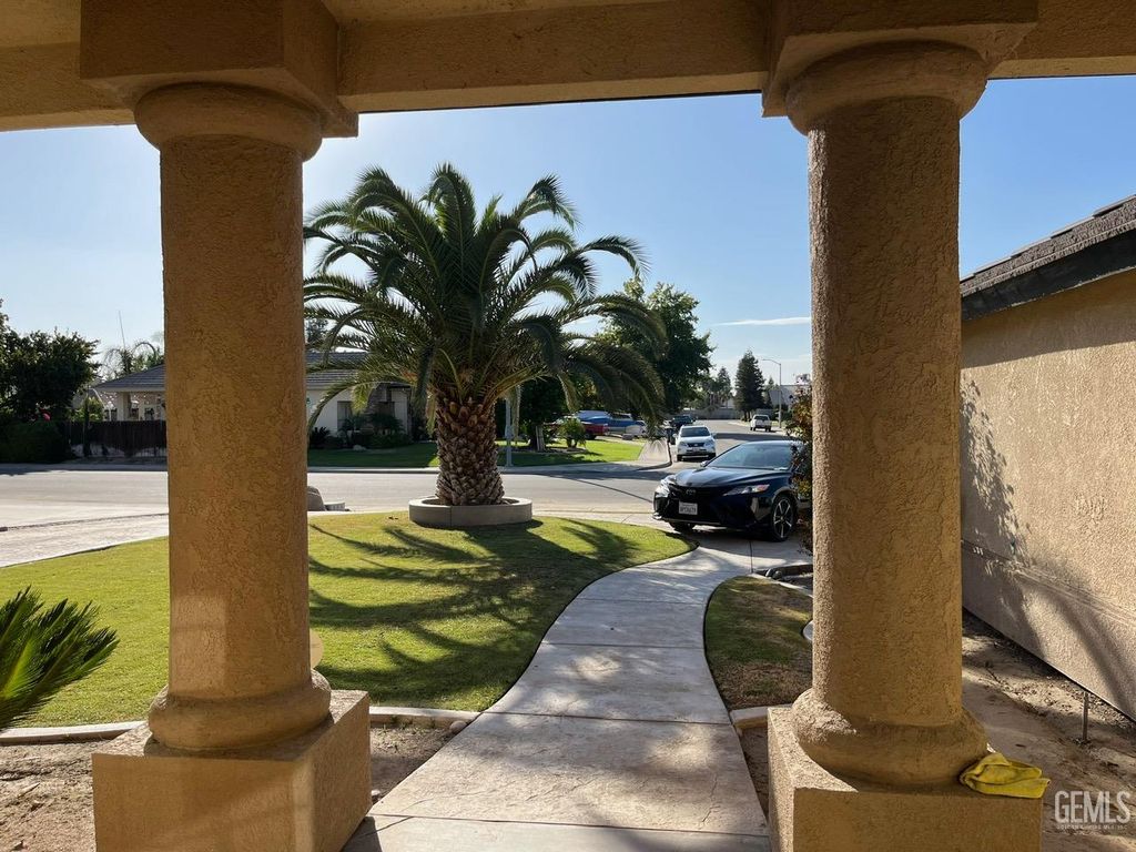 Photo of 8120 Rockhampton Drive, Bakersfield, CA 93313 (MLS # 202511311)