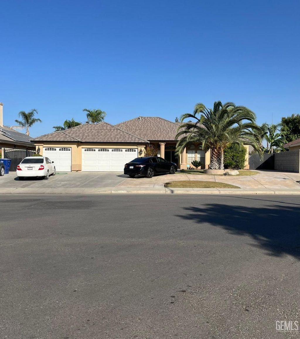 Photo of 8120 Rockhampton Drive, Bakersfield, CA 93313 (MLS # 202511311)
