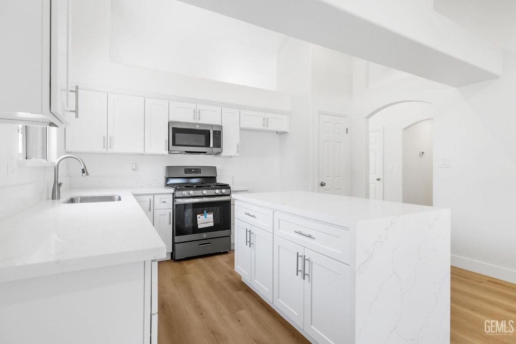 Photo of 5603 Pine Canyon Drive, Bakersfield, CA 93313 (MLS # 202510909)