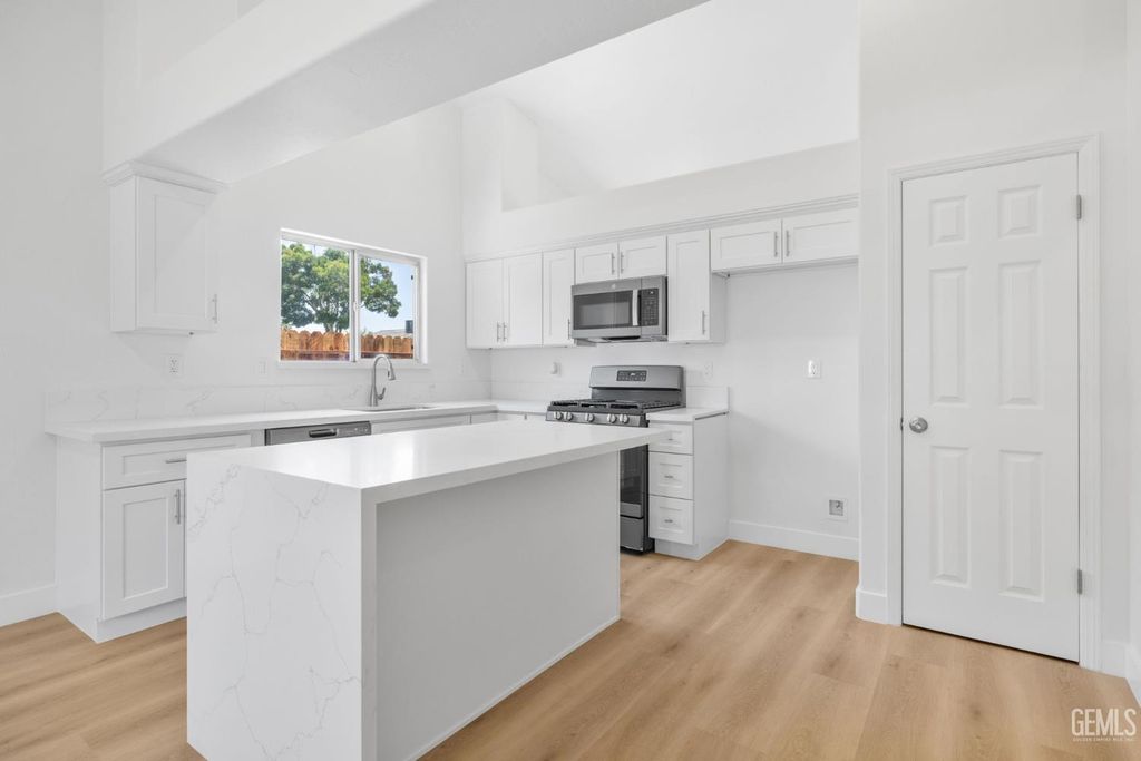Photo of 5603 Pine Canyon Drive, Bakersfield, CA 93313 (MLS # 202510909)