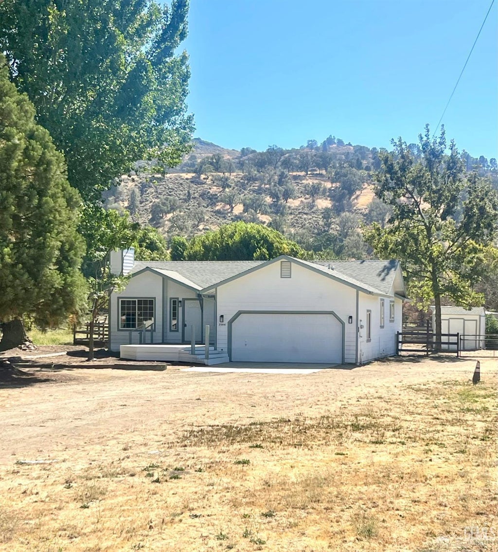 Photo of 23441 Lakeview Drive, Tehachapi, CA 93561 (MLS # 202609866)
