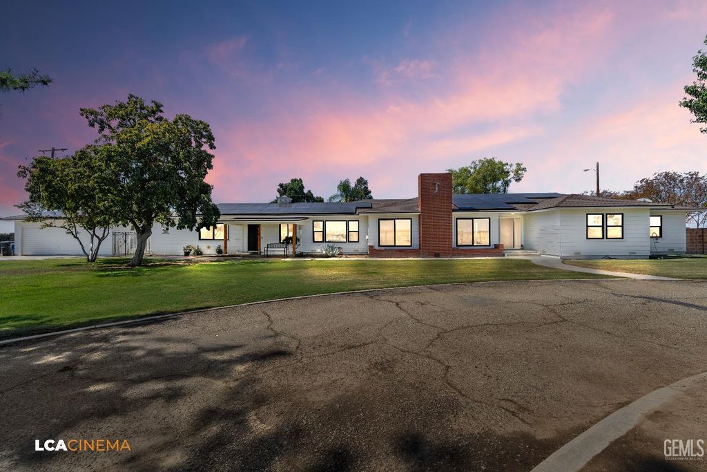Photo of 11081 Zachary Avenue, Delano, CA 93215 (MLS # 202510870)