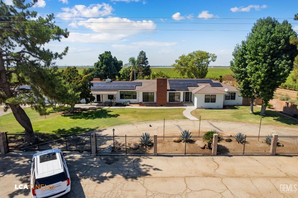 Photo of 11081 Zachary Avenue, Delano, CA 93215 (MLS # 202510870)