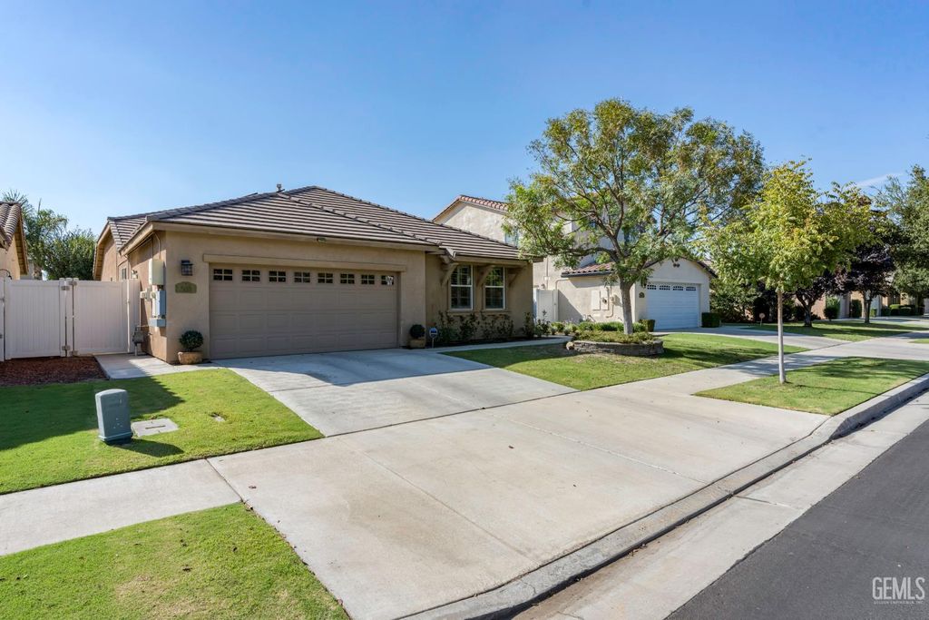 Photo of 509 Jewel Flower Street, Bakersfield, CA 93314 (MLS # 202510963)