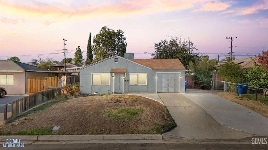 Photo of 1218 Crawford Street, Bakersfield, CA 93305 (MLS # 202610298)