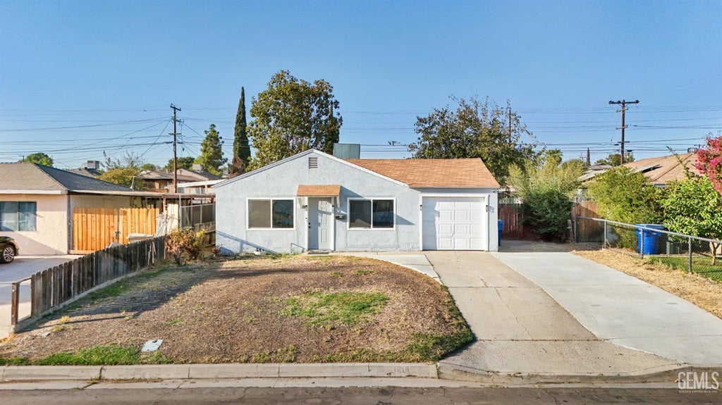 Photo of 1218 Crawford Street, Bakersfield, CA 93305 (MLS # 202610298)