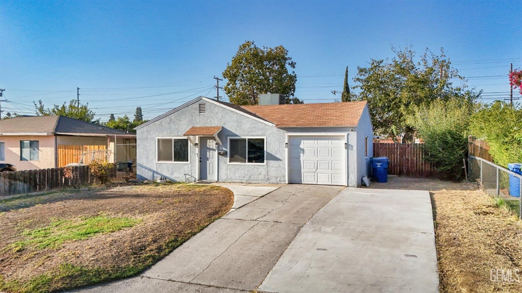 Photo of 1218 Crawford Street, Bakersfield, CA 93305 (MLS # 202610298)