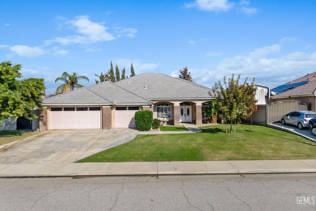 Photo of 15708 Joseph Phelps Avenue, Bakersfield, CA 93314 (MLS # 202512135)