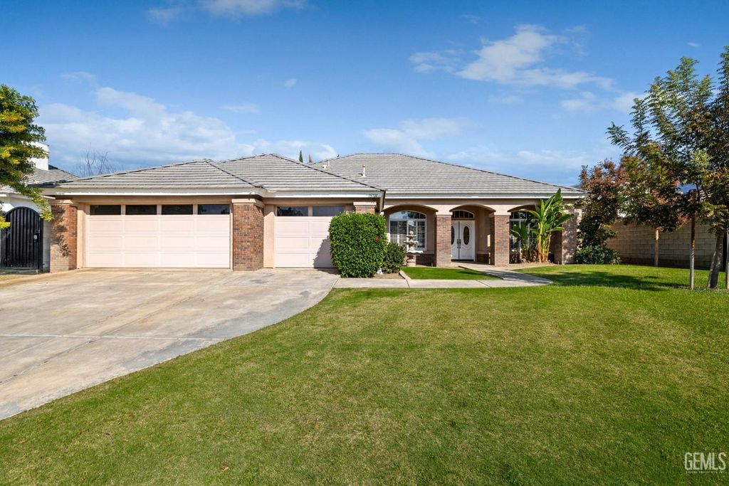 Photo of 15708 Joseph Phelps Avenue, Bakersfield, CA 93314 (MLS # 202512135)