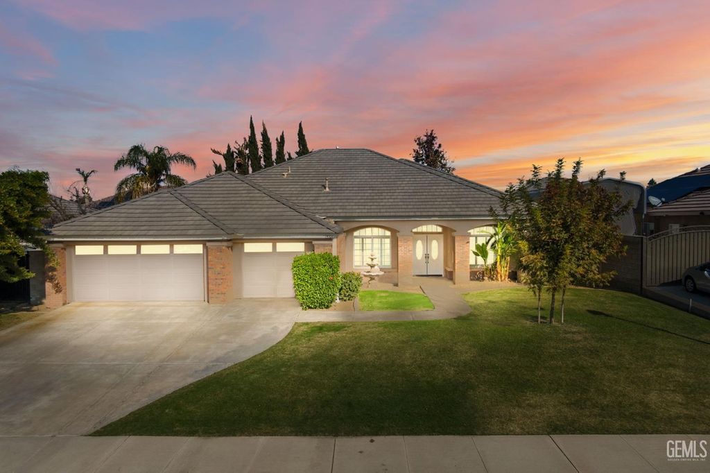 Photo of 15708 Joseph Phelps Avenue, Bakersfield, CA 93314 (MLS # 202512135)