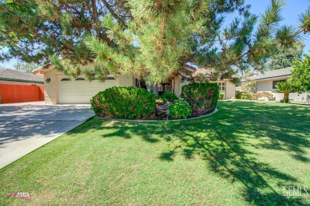 Photo of 409 Bermuda Street, Bakersfield, CA 93309 (MLS # 202511434)