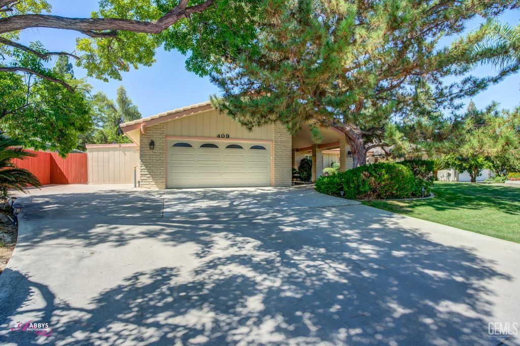 Photo of 409 Bermuda Street, Bakersfield, CA 93309 (MLS # 202511434)