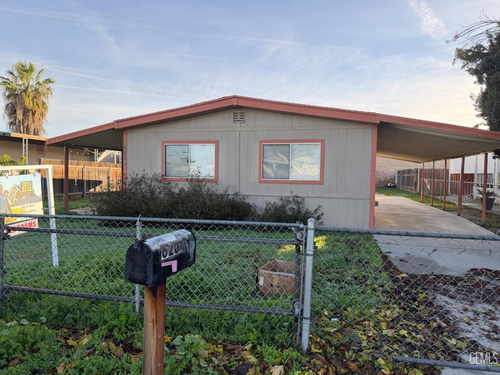 Photo of 6204 Dennen Street, Bakersfield, CA 93313 (MLS # 202513885)