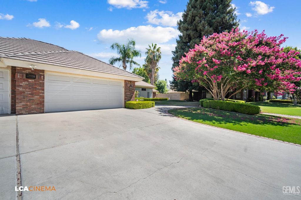 Photo of 8804 Omeara Court, Bakersfield, CA 93311 (MLS # 202607719)