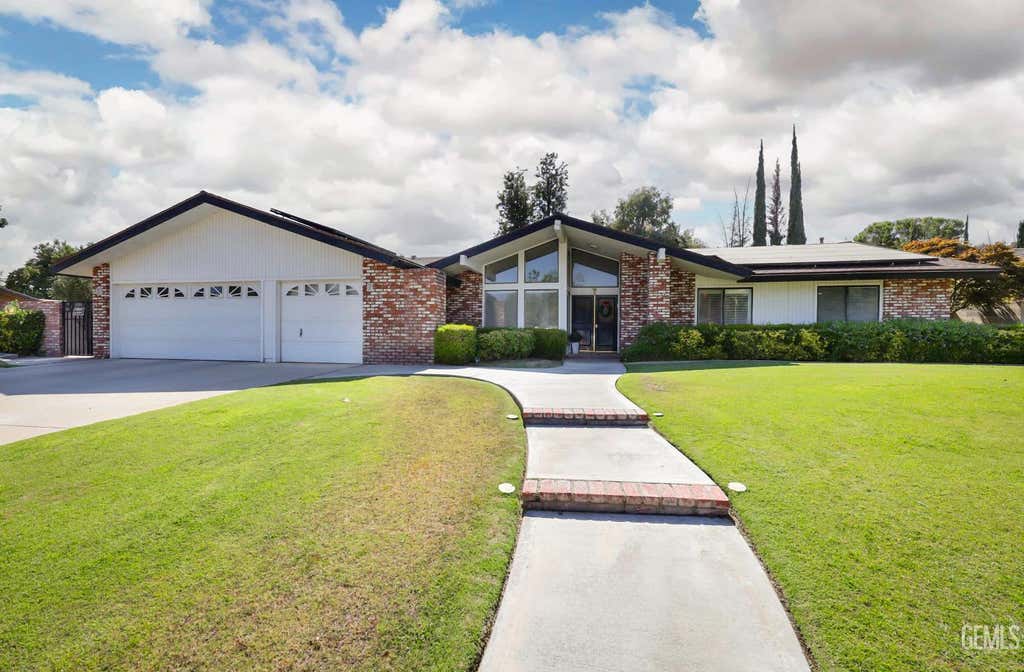 Photo of 1113 Calle Extrano, Bakersfield, CA 93309 (MLS # 202606784)