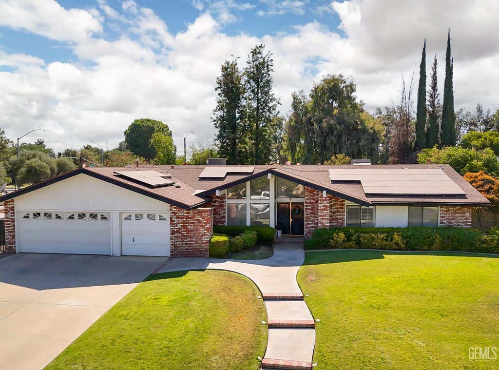 Photo of 1113 Calle Extrano, Bakersfield, CA 93309 (MLS # 202606784)