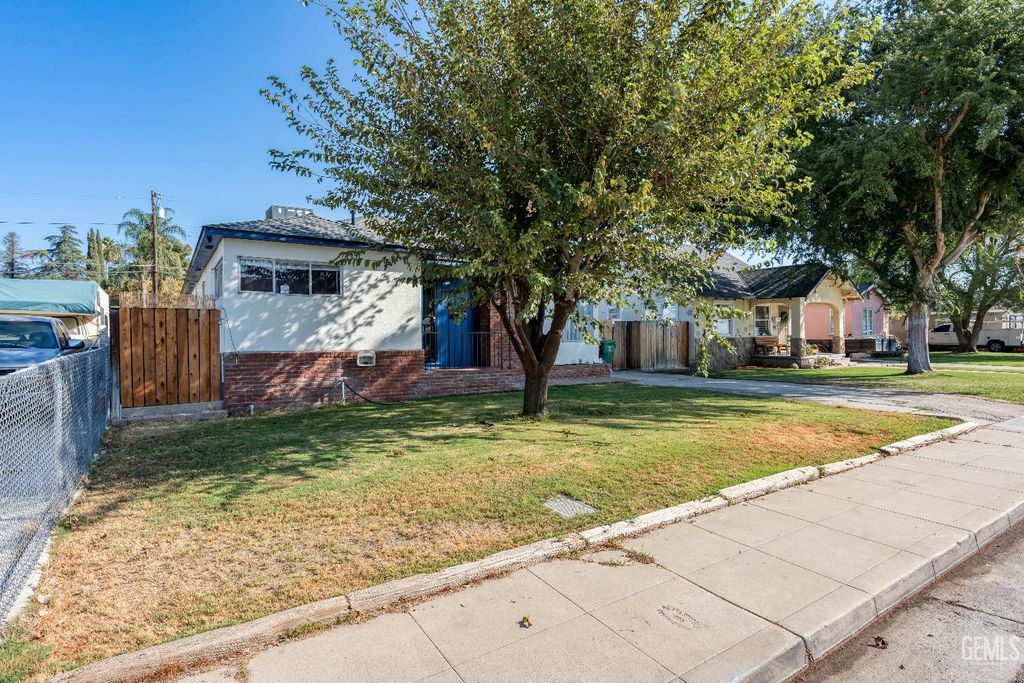 Photo of 428 Francis Street, Bakersfield, CA 93308 (MLS # 202510960)