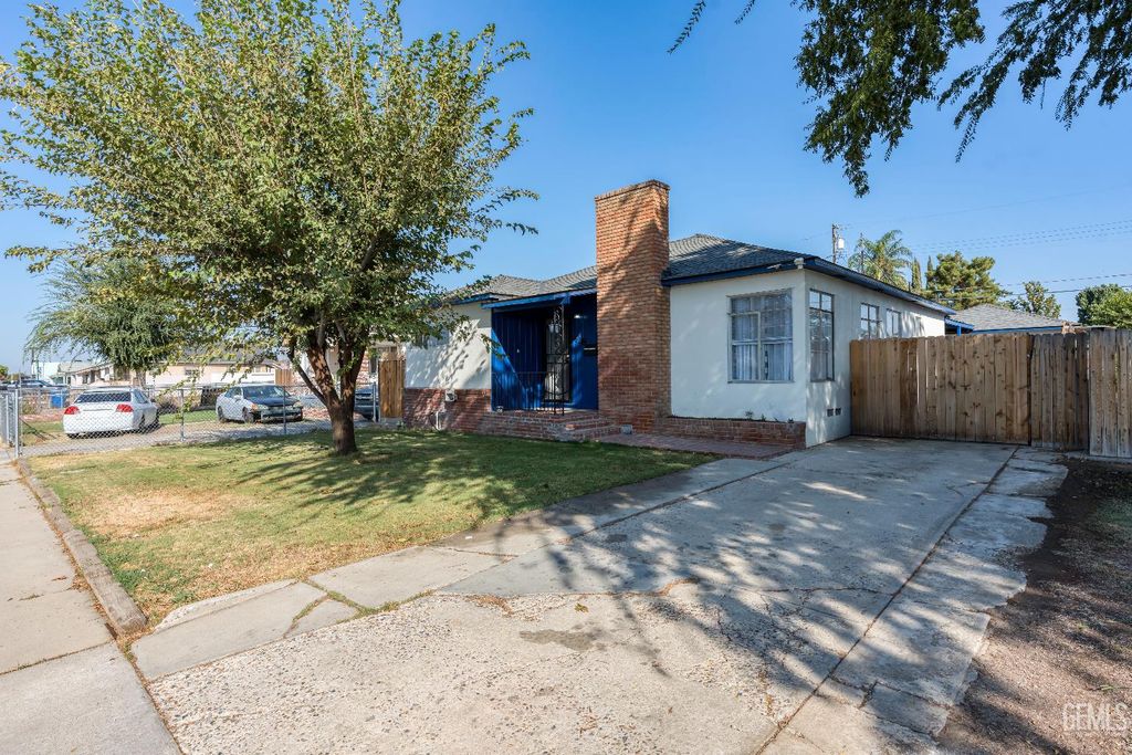 Photo of 428 Francis Street, Bakersfield, CA 93308 (MLS # 202510960)