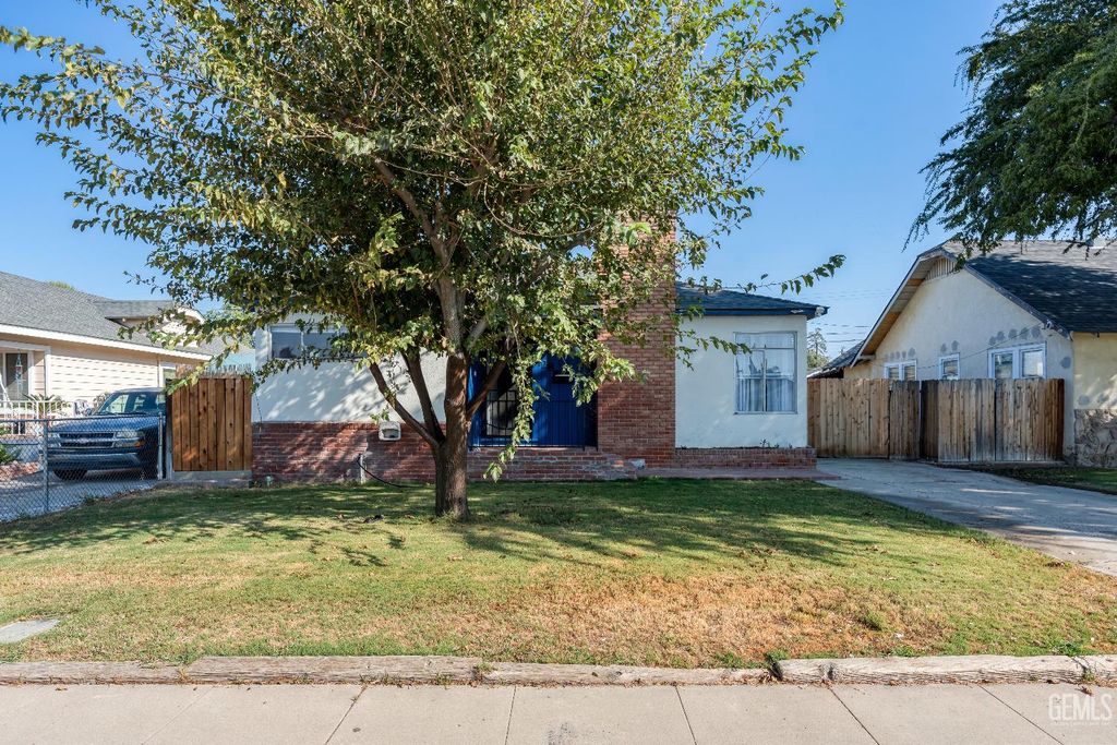 Photo of 428 Francis Street, Bakersfield, CA 93308 (MLS # 202510960)