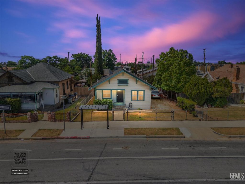 Photo of 907 Monterey Street, Bakersfield, CA 93305 (MLS # 202605520)