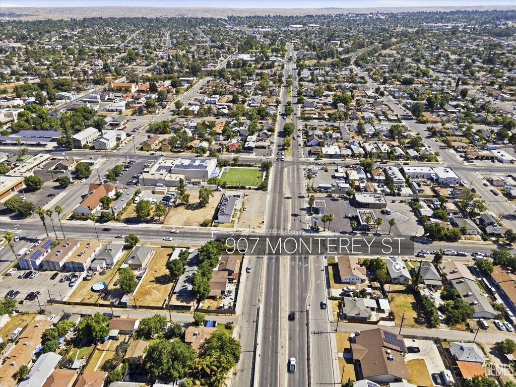 Photo of 907 Monterey Street, Bakersfield, CA 93305 (MLS # 202605520)