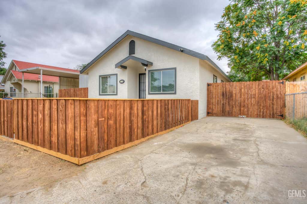 Photo of 118 Belle Avenue, Bakersfield, CA 93308 (MLS # 202605692)