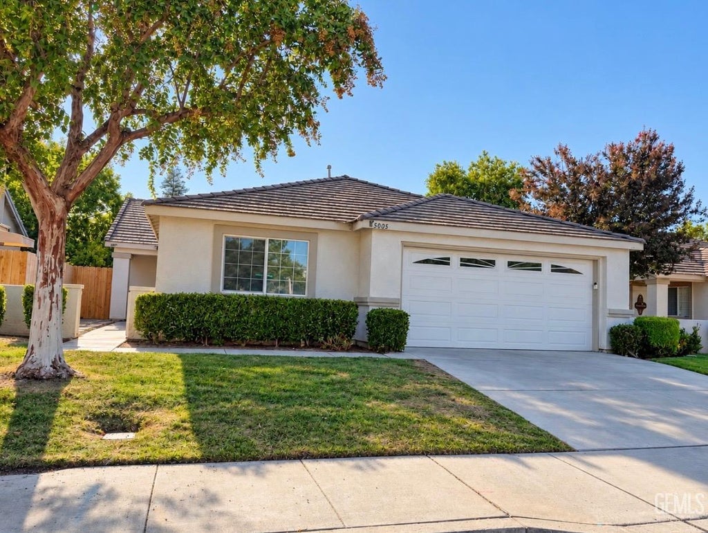 Photo of 5005 Otters Meadow Drive, Bakersfield, CA 93313 (MLS # 202608999)