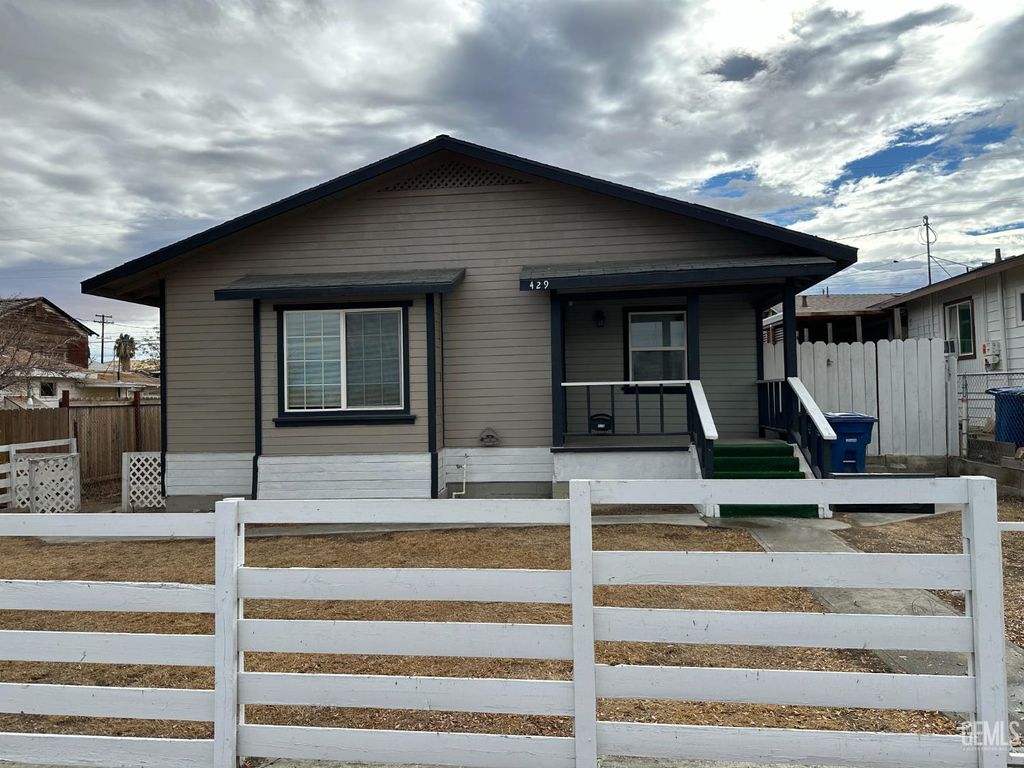 Photo of 429 D Street, Taft, CA 93268 (MLS # 202510104)