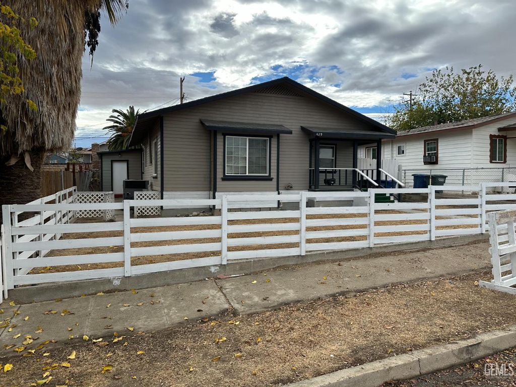 Photo of 429 D Street, Taft, CA 93268 (MLS # 202510104)