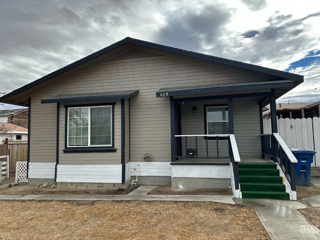 Photo of 429 D Street, Taft, CA 93268 (MLS # 202510104)