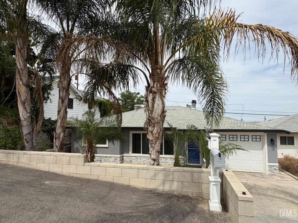 Photo of 514 F Street, Taft, CA 93268 (MLS # 202603830)