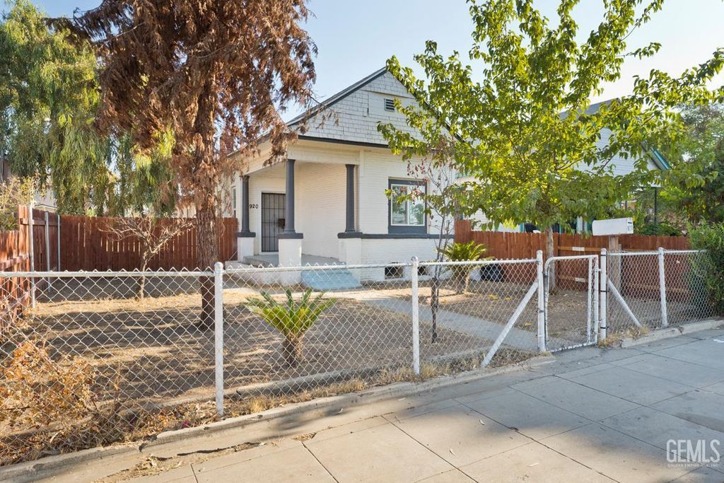 Photo of 920 Kentucky Street, Bakersfield, CA 93305 (MLS # 202510675)