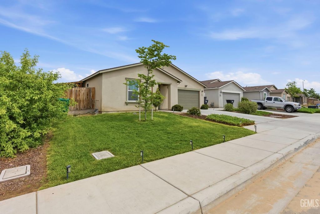 Photo of 8716 Akero Avenue, Bakersfield, CA 93307 (MLS # 202603975)