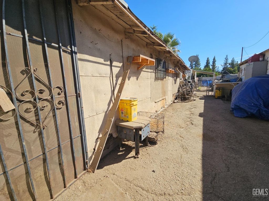 Photo of 320 Sycamore Drive, Bakersfield, CA 93308 (MLS # 202511182)