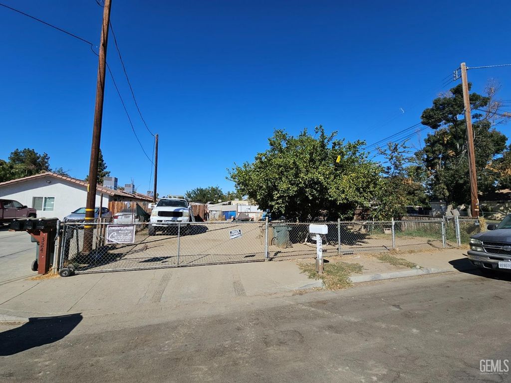 Photo of 320 Sycamore Drive, Bakersfield, CA 93308 (MLS # 202511182)