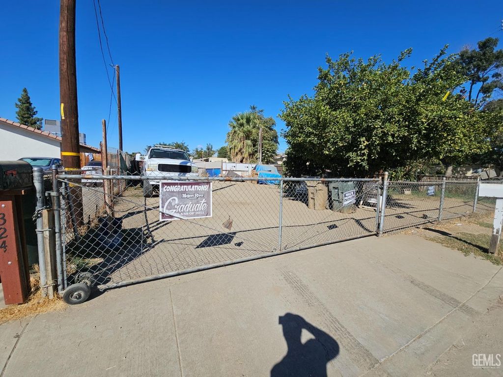 Photo of 320 Sycamore Drive, Bakersfield, CA 93308 (MLS # 202511182)