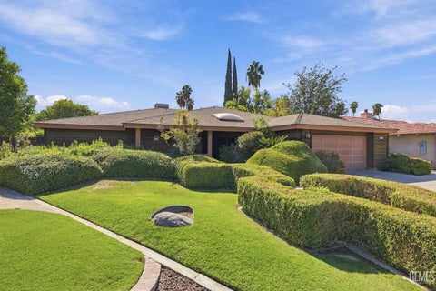 Photo of 9705 Willow Oak Court, Bakersfield, CA 93311 (MLS # 202610885)