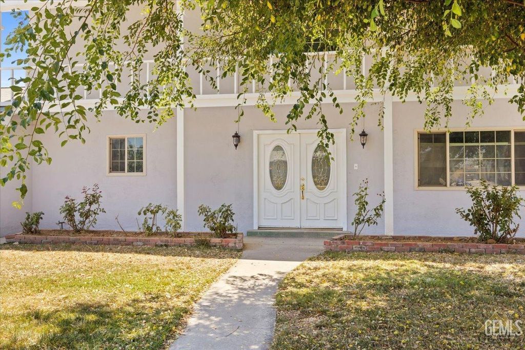 Photo of 4005 Madrid Avenue, Bakersfield, CA 93309 (MLS # 202512182)